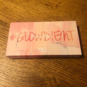 SOLD: TOUCH IN SOL Pretty Filter Glowdient Makeup Palette